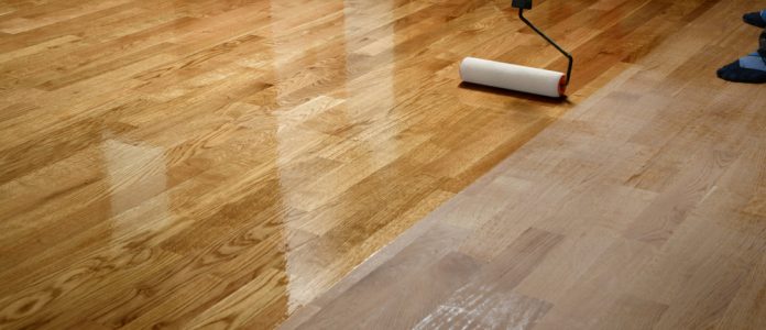 Obnovte drevené podlahy pomocou oleja na drevo