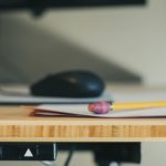 Výškovo nastaviteľný stôl pre viac ako len písacie a herné potreby