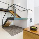 Kovové prvky v interiéri sú in