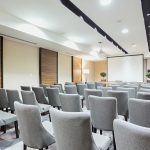 Konferenčné stoličky pre reprezentatívny vzhľad firemnej a domácej kancelárie