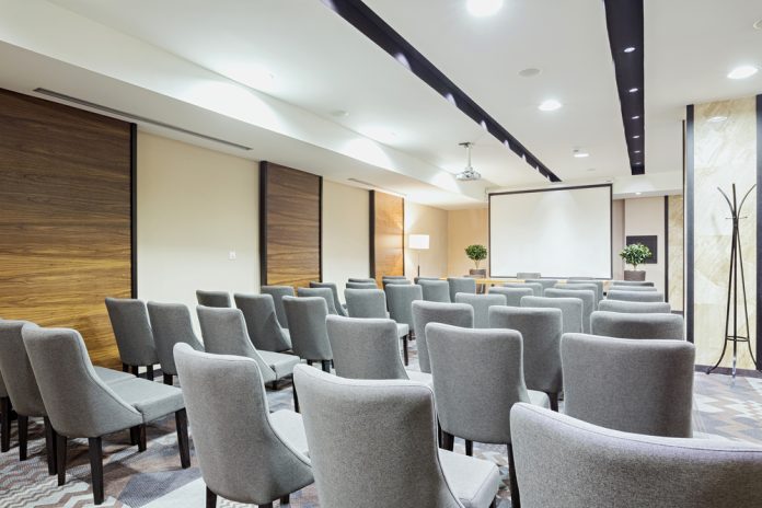 Konferenčné stoličky pre reprezentatívny vzhľad firemnej a domácej kancelárie