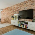 Tehlová stena s lícovými pásikmi Antica Oud Rouge od Rustique.sk prepája obývačku s jedálňou