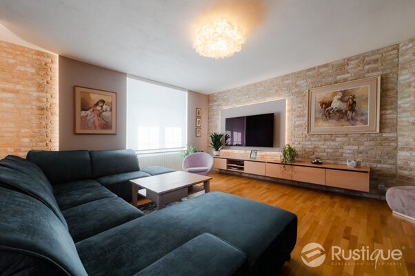 Útulná obývacia izba s tehlovou stenou s obkladom Toscane Antiek od Rustique.sk