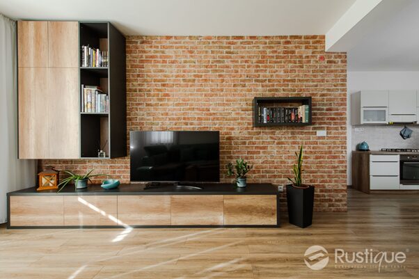Obývacia stena so štruktúrou dreva v kombinácií s tehlovým obkladom OUD ELST od Rustique.sk