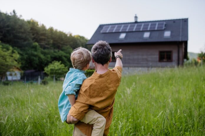 Solárne panely nainštalované na streche rodinného domu, optimalizované pre úsporu energie.