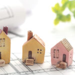 Rôzne typy rodinných domov s odlišnou architektúrou v rezidenčnej oblasti