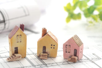 Rôzne typy rodinných domov s odlišnou architektúrou v rezidenčnej oblasti