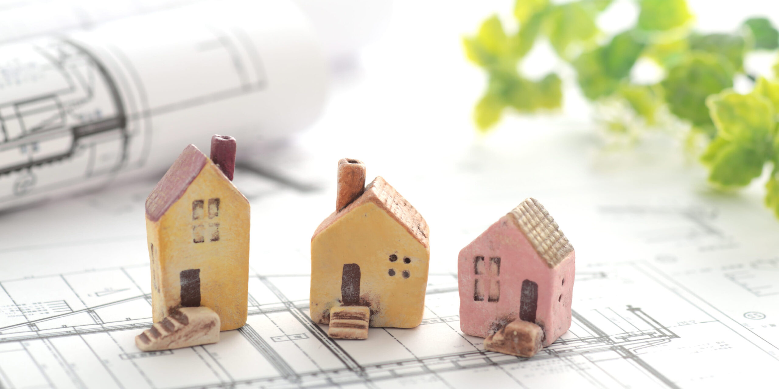 Rôzne typy rodinných domov s odlišnou architektúrou v rezidenčnej oblasti