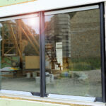 Hliníkové okno s trojsklom v interiéri domu.