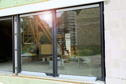 Hliníkové okno s trojsklom v interiéri domu.