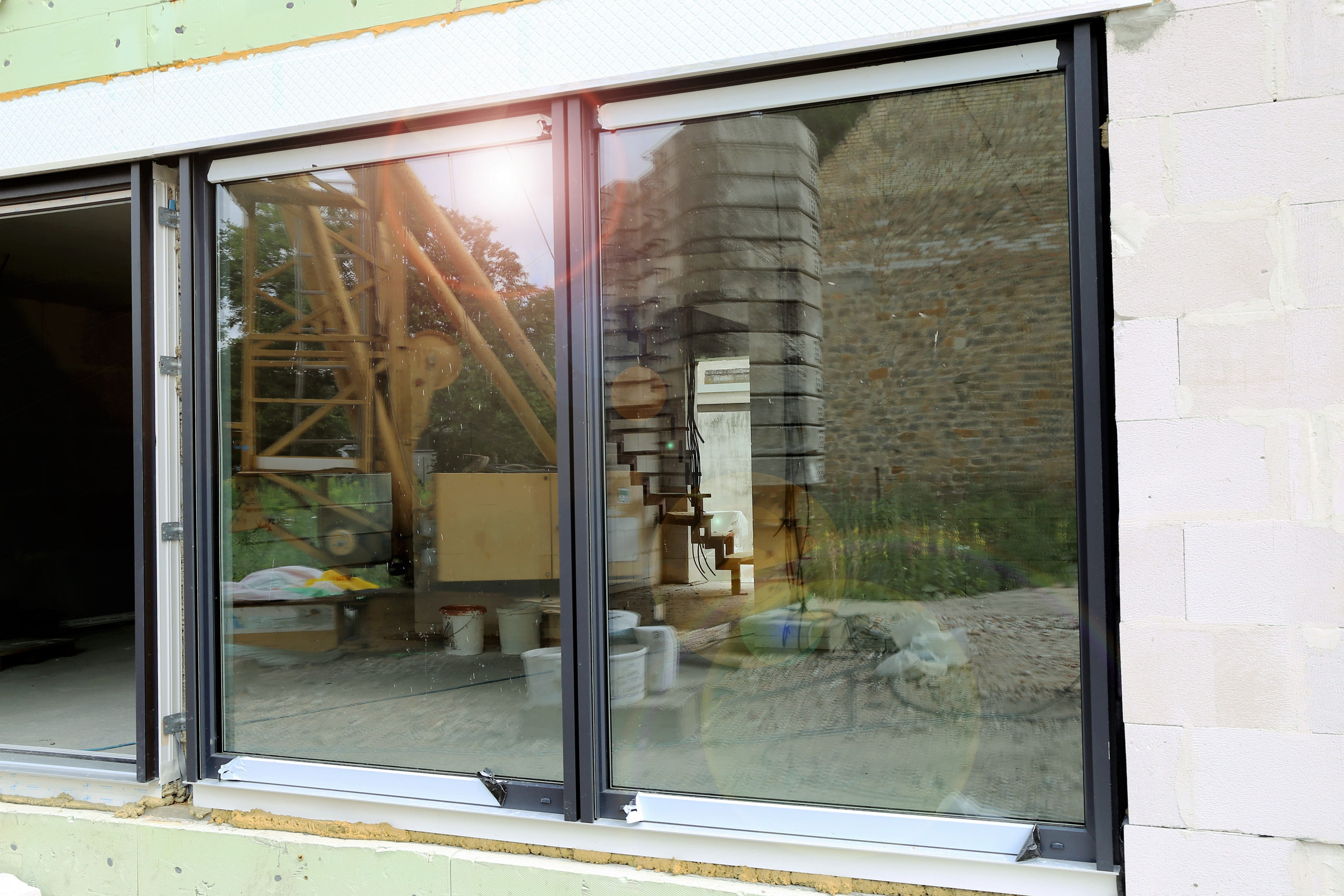 Hliníkové okno s trojsklom v interiéri domu.